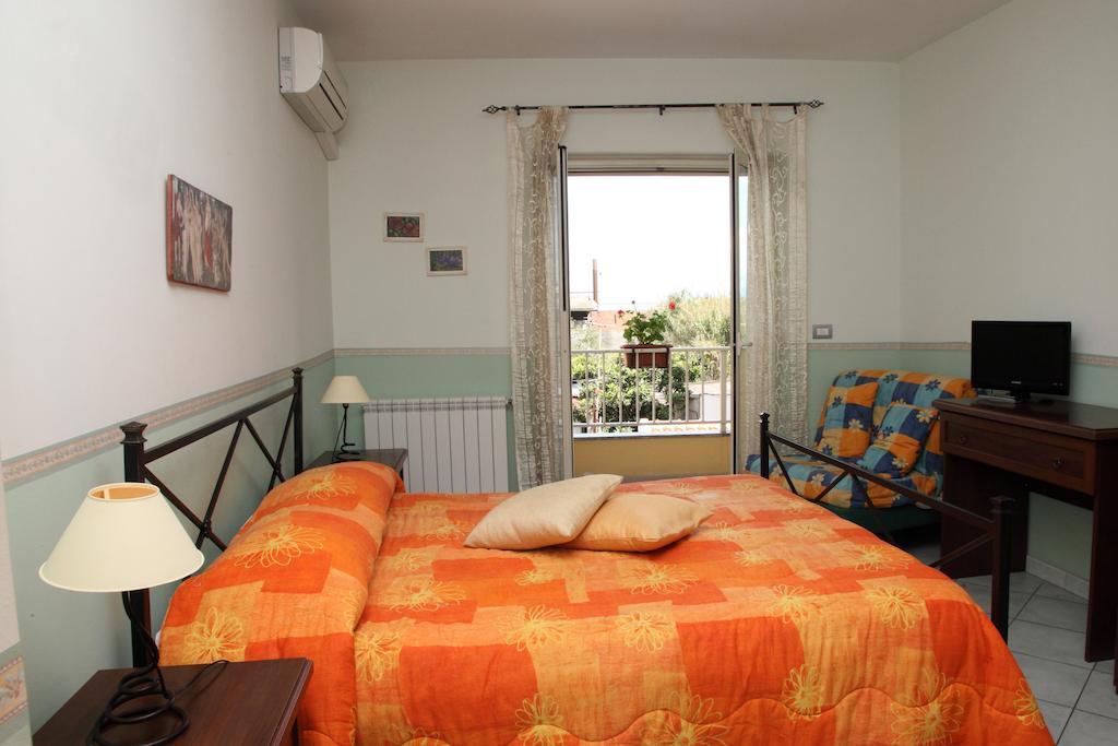 Bed And Breakfast Gigi Furci Siculo Szoba fotó